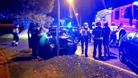 Servicios de emergencia y policías municipales, en el lugar del accidente