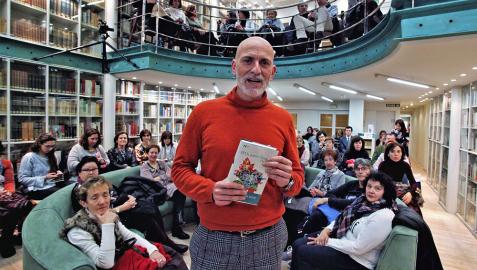 El escritor Alejandro Palomas, en el Club de Lectura de Diario de Navarra en febrero de 2018.