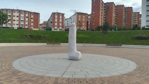 El Ayuntamiento de Pamplona ha procedido a la retirada la gran escultura fálica