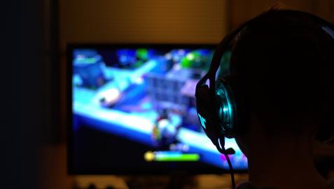 Imagen de una persona jugando al Fornite.