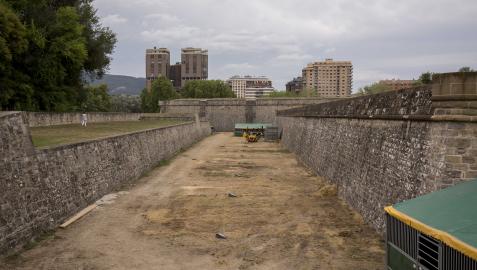 Fosos de la Ciudadela de Pamplona con arena tras el fin de la competición de hípica