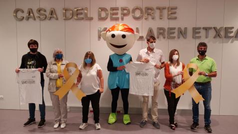 Maite Ruiz de Larramendi, María Sagaseta de Ilúrdoz, Olga Abete, Rubén Pascual, Ana Muniáin y Javier Agirre posan, en la presentación de la campaña, con la mascota Adanito