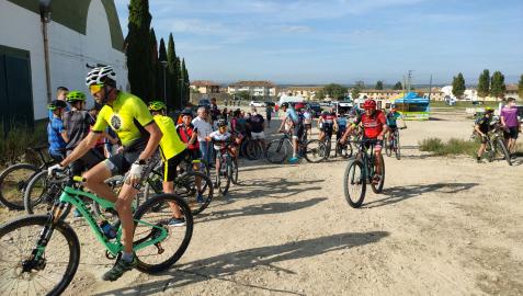Varios de los ciclistas presentes en el acto de inauguración del circuito se disponen a acceder a él