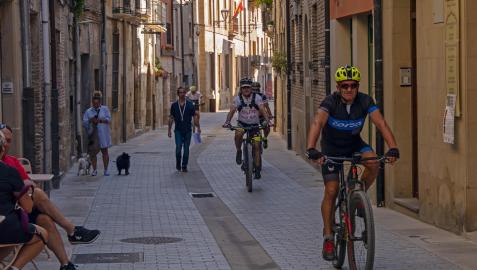 Calle La Rúa en el barrio monumental de Estella, escenario de la Universidad para Mayores en la ciudad