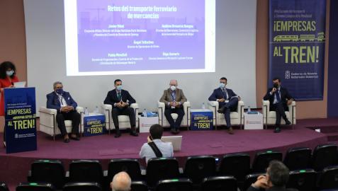 Javier Vidal, del Grupo Hutchison Ports Barcelona, Andima Ormaetxe, director de Logística de la Autoridad Portuaria de Bilbao, Pablo Mendívil, Gerente de Programación de Volkswagen, Ángel Tellechea, director de Operaciones de Gimex e Íñigo Gomáriz, director de Mitsubishi