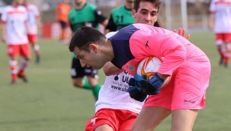 El capitán del Avance, Marcos Agramonte, ante el portero del Beti Onak, Julen Escala, en el estreno de los de Arre