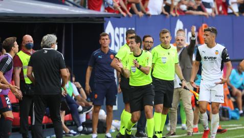 De Burgos Bengoetxea explica a Iñigo Pérez la jugada del gol anulado a Darko