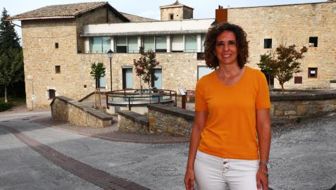 Cristina Recalde ante la casa concejil de Artica, en la falda del monte San Cristóbal-Ezkaba