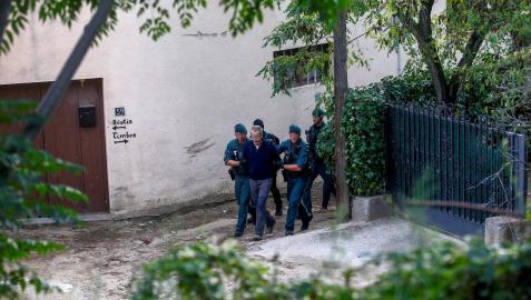 Agentes de la Guardia Civil trasladan a un detenido de los CDR al que halló explosivos