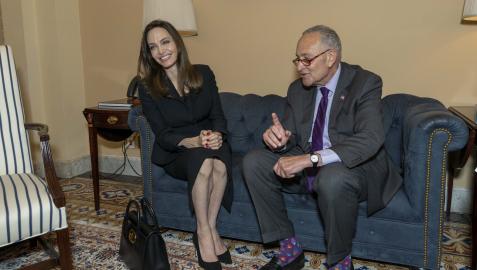 Angelina Jolie se reunió co el líder demócrata en el Senado, Chuck Schumer