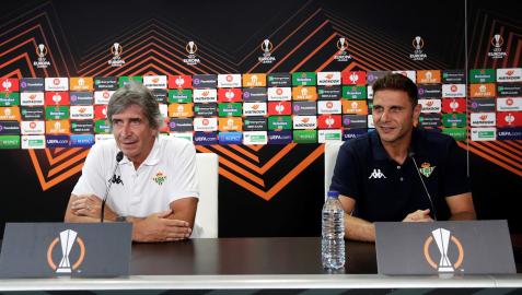 Manuel Pellegrini y Joaquín Sánchez durante la rueda de prensa previa al estreno en Europa