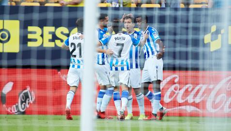 Los jugadores de la real celebran uno de los dos tantos de Mikel Oyarzabal anotados contra el Cádiz