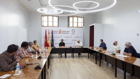 A la izquierda: Ana Sagardoy, presidenta de la mesa; junto a ella Mikel Aoiz y Carlos Bueno, vocales. En el centro: la Presidenta Chivite y el vicepresidente Aierdi. En la parte derecha: Rubén Goñi y Mikel Landabere y Gurutz Gorraiz (vocales)