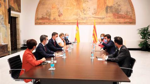 El presidente de la Generalitat, Pere Aragonès, y el presidente del Gobierno, Pedro Sánchez, en el Palau de la Generalitat en Barcelona, junto los ministros y consellers que han participado en la mesa de diálogo sobre Cataluña