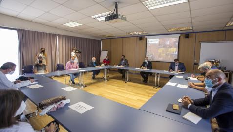 Los once integrantes de la mesa de reflexión sobre el botellón, en la reunión celebrada ayer en la sede de la Policía Municipal de Pamplona
