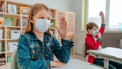 Niños en clase con mascarillas Niños en clase con mascarillas
