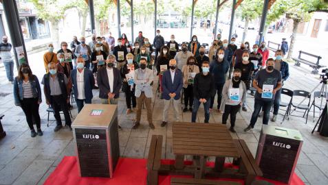 El consejero de Cohesión Territorial, Bernardo Ciriza, en el centro de la imagen, ha presidido en Etxarri Aranatz la entrega de premios de la Organicopa. Al acto han asistido los representantes de las localidades premiadas y de las mancomunidades que integran el Consorcio de Residuos