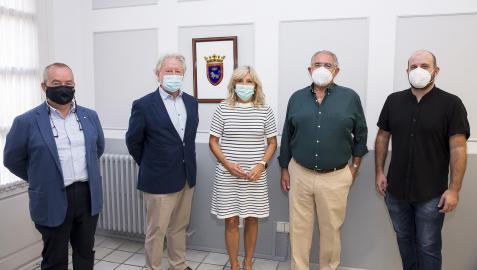 Representantes de la Fundación Napardi y del Ayuntamiento durante el acto de entrega de la donación