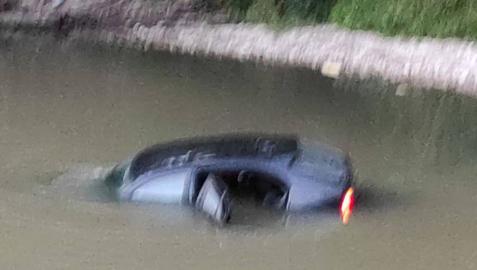 Estado en el que quedó el vehículo tras caer al río