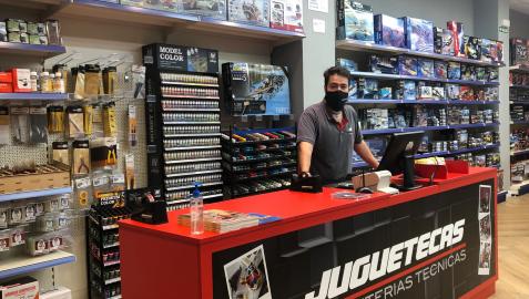 Juguetecas, en la calle San Fermín, con su surtido de juegos de mesa, vehículos de radiocontrol y maquetas