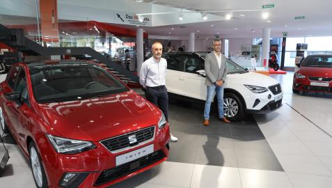 Iruña motor Antonio Iraizoz, director comercial, y Miguel Ayerra, gerente, junto a los nuevos Ibiza y Arona. Este último SUV luce un aire más campero, y el interior, una pantalla mayor
