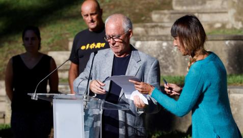 Los portavoces de la red ciudadana Sare, Joseba Azkarraga y Bego Atxa, han ofrecido una rueda de prensa este viernes en Arrasate