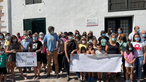 Imagen de la concentración llevada a cabo semanas atrás delante del consultorio de Urdax