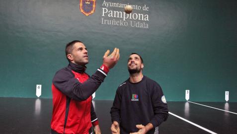 Aimar Olaizola y Bengoetxea VI durante una elección de material en el Labrit en 2015