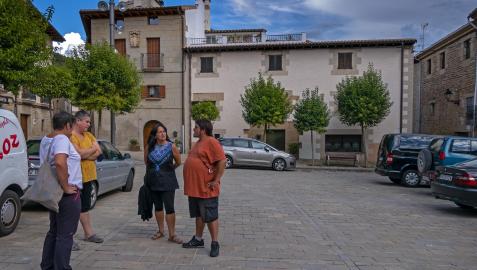 Un grupo de vecinos conversa en el centro de Mañeru
