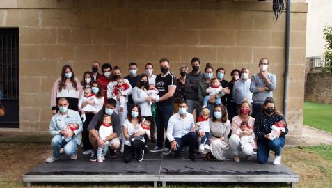 Padres y madres posan con sus hijos e hijas homenajeados ayer dentro del primer turno organizado por el Ayuntamiento de Sangüesa.