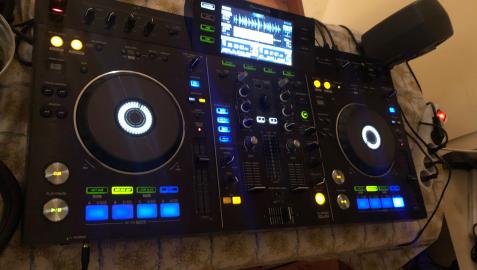 Mesa de sonido utilizada en la celebración en las Piscinas de Aranzadi