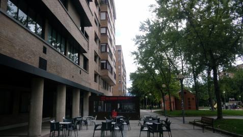 Plaza Félix Huarte de Pamplona ayer por la tarde, donde se desalojó a las 80 personas del piso