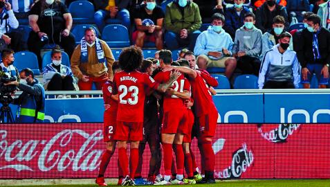 La piña de los jugadores de Osasuna en Mendizorroza para celebrar uno el gol de Torres al Alavés