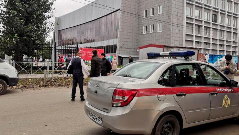 Imagen de un coche de la policía en la Universidad de Perm, donde un atacante ha entrado en el edificio y ha matado a varios estudiantes.