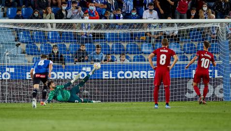 ROBERTO TORRES. Quinta jornada de Liga. Transforma el penalti que supone el 0-2 contra el Alavés. Hernández Hernández señala la mano de Toni Moya tras la volea de Darko. eup