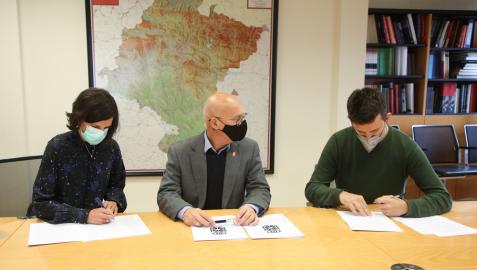 La directora general de Transportes y Movilidad Sostenible, Berta Miranda, el consejero de Cohesión Territorial, Bernardo Ciriza, y el alcalde de Lesaka, Ladis Satrustegui