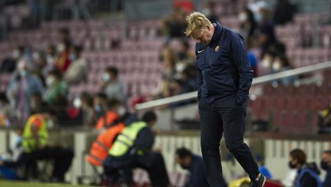 Ronald Koeman, cabizbajo durante el encuentro entre el Barcelona y el Granada en el Camp Nou