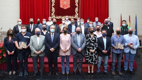 Foto de familia de autoridades y premiados al Mérito Deportivo