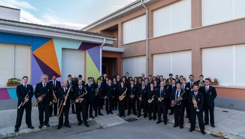 La Banda de Música de Sangüesa al completo posa el pasado domingo en la puerta del colegio Luis Gil. La Banda de Música de Sangüesa al completo posa el pasado domingo en la puerta del colegio Luis Gil