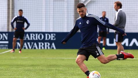 Kike Barja golpea un balón en su vuelta al césped de Tajonar