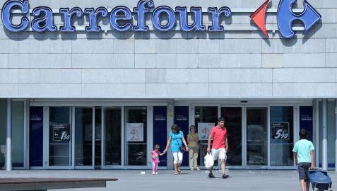 Clientes en el exterior del Carrefour de Pamplona en una imagen de archivo
