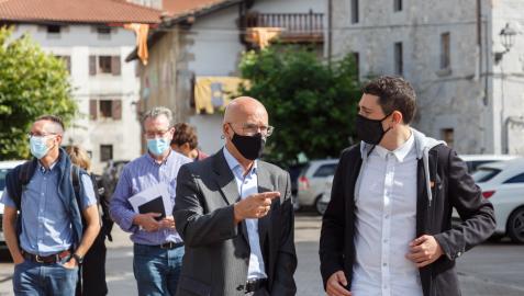 El consejero de Cohesión Territorial, Bernardo Ciriza, y el alcalde de Lekunberri, Gorka Azpiroz, durante una visita reciente a la localidad