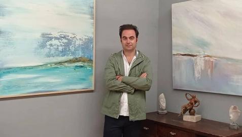 Momo Puente-Piazza, junto a dos obras de la exposición Surensoñando en la galería Michel Menéndez