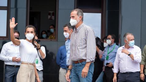 Los Reyes Felipe y Letizia conversan con las personas alojadas en el acuartelamiento de El Fuerte, tras ser evacuadas de sus viviendas como consecuencia de la erupción de un volcán el La Palma.