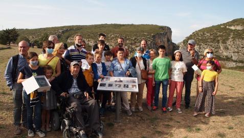 Descendientes de Ángel Arina y Nicanor Pérez de Obanos, ayer tras el homenaje recibido en la Villa Romana de Liédena Descendientes de Ángel Arina y Nicanor Pérez de Obanos, ayer tras el homenaje recibido en la Villa Romana de Liédena
