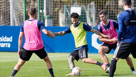 Rubén García busca un pase rodeado de compañeros durante el entrenamiento de este sábado