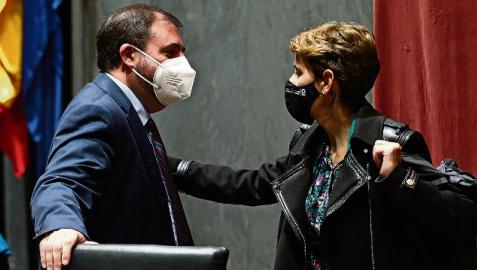 Los presidentes del Parlamento y el Gobierno, Unai Hualde y María Chivite, conversando