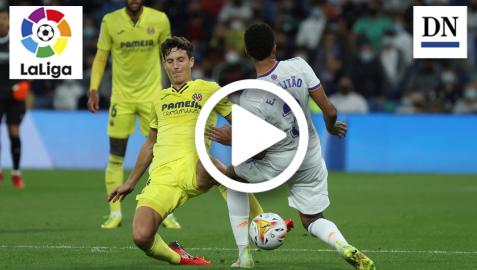 Pau Torres, del Villarreal, pugna con el balón con el defensa del Real Madrid Eder Militao