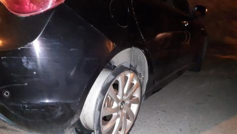 El coche, sin la rueda derecha trasera