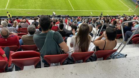 Los hermanos de Kike Hermoso en la grada de El Sadar este jueves pasado